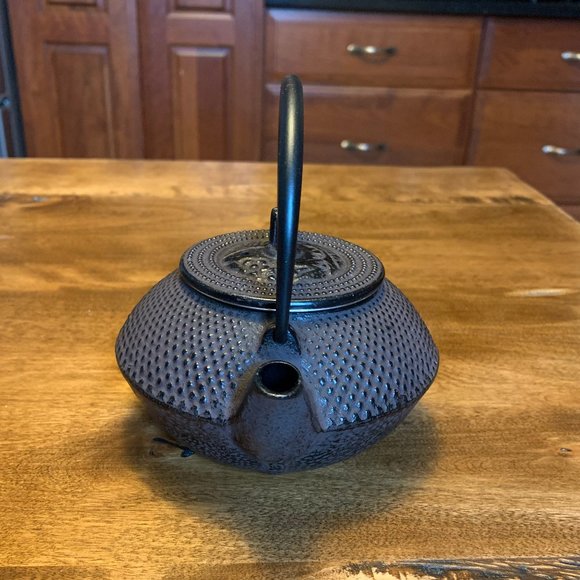 Japanese Tetsukyusu Cast Iron Teapot (鉄急須 iron teapot) - Arare Pattern - Picture 2 of 10